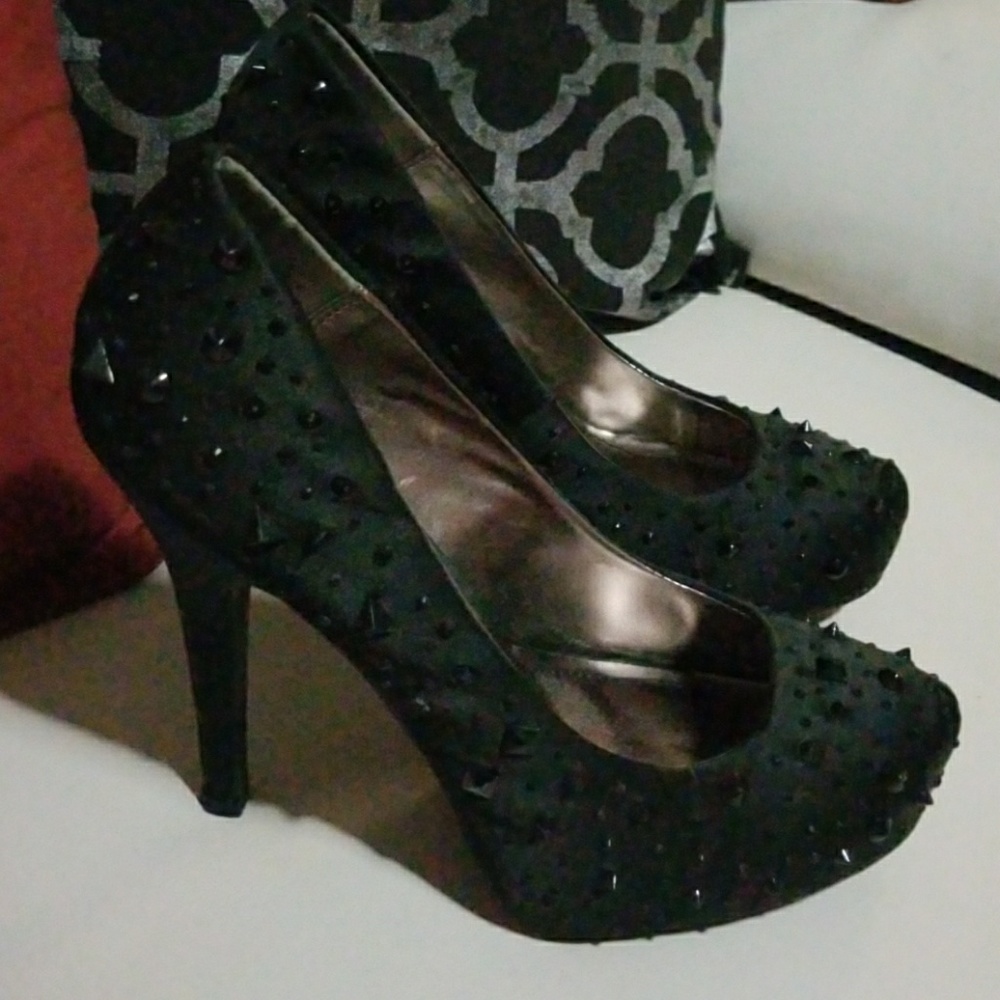 Rockstud heels size 6 black used one time